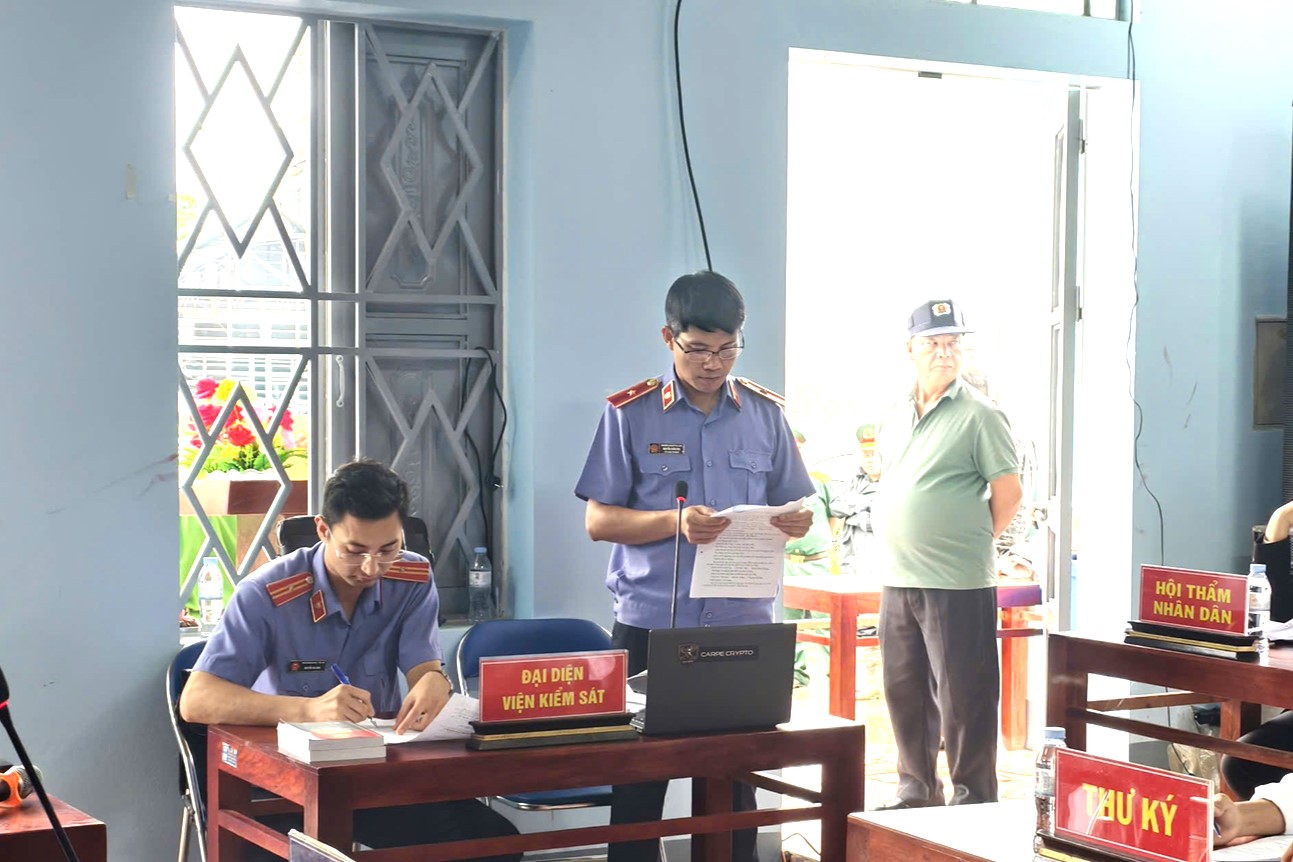 Lãnh đạo VKSND tỉnh Lai Châu tham gia xét xử và tuyên truyền pháp luật