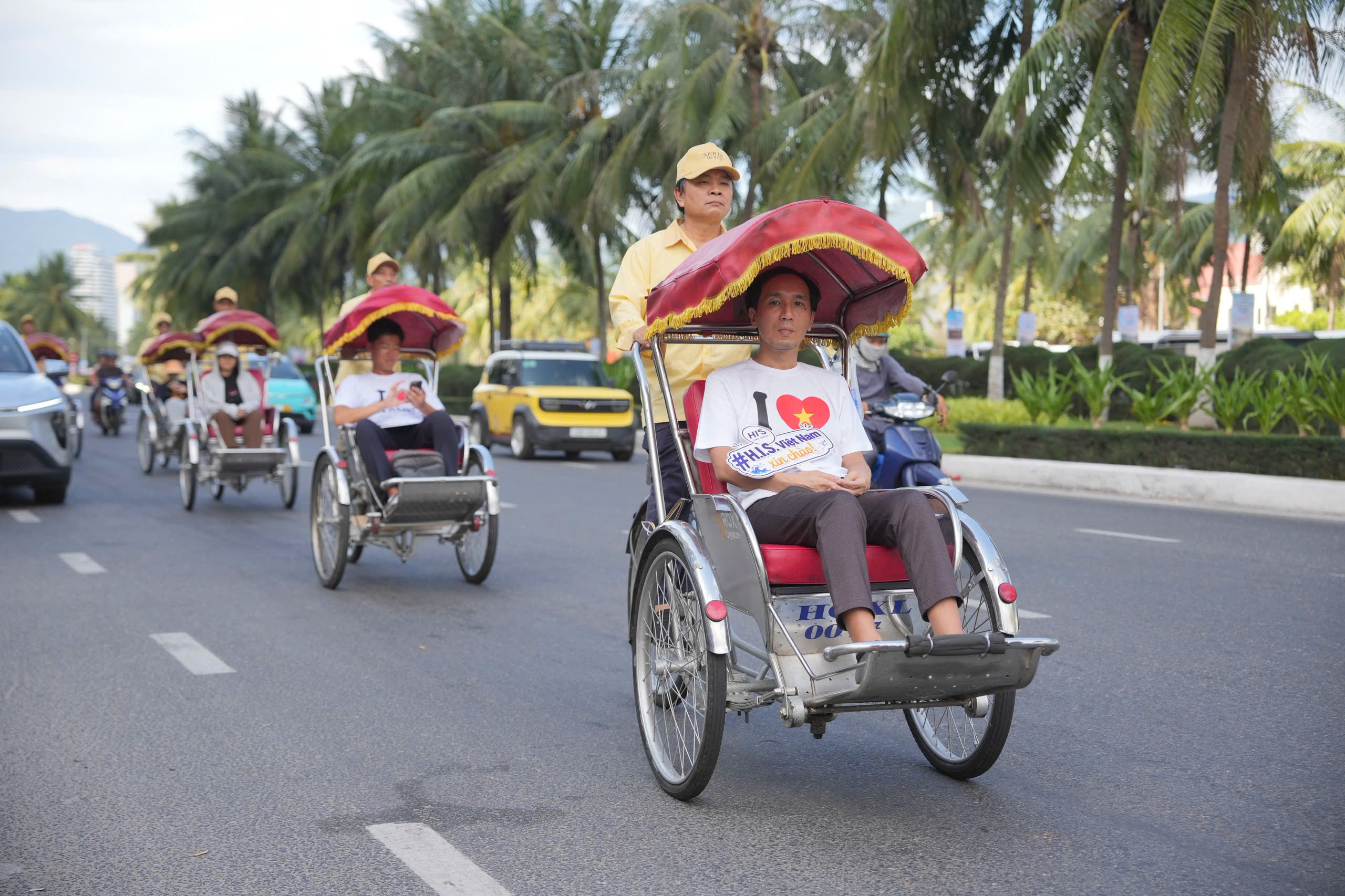 Nhận diện thương hiệu Đà Nẵng qua đồng phục đội xe xích lô du lịch