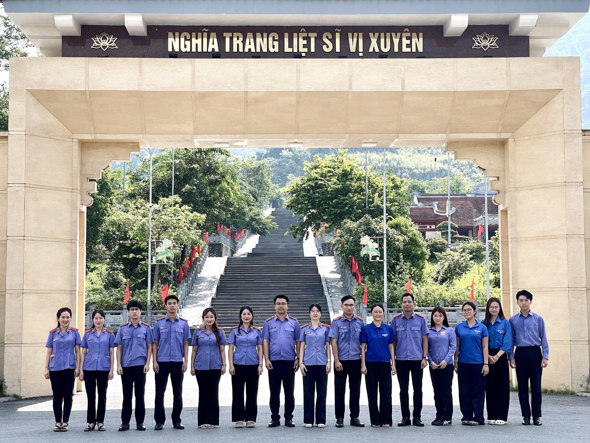 Tuổi trẻ VKSND tối cao dâng hương tại Nghĩa trang Liệt sĩ Quốc gia Vị Xuyên