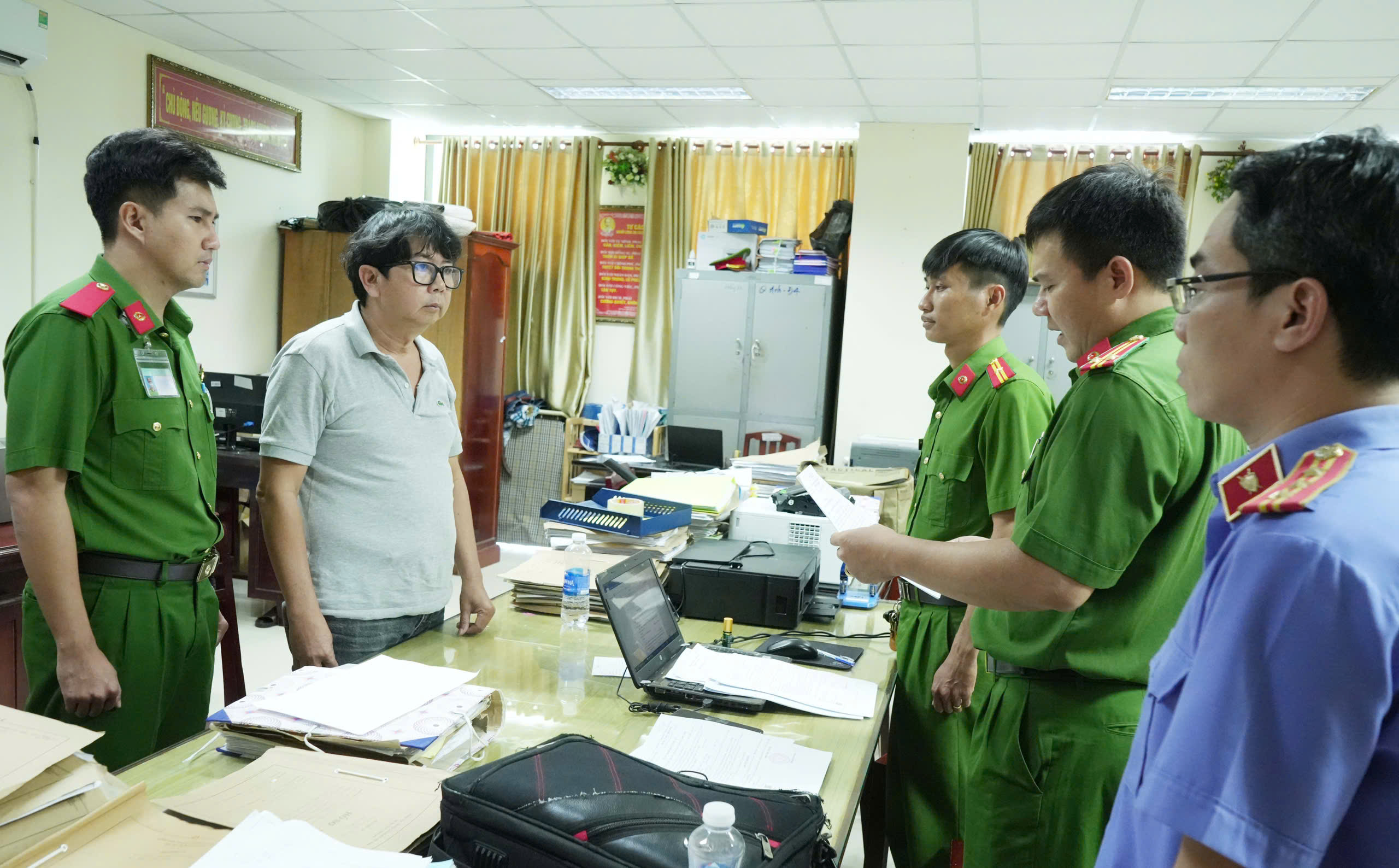 Khởi tố, bắt tạm giam nhóm đối tượng buôn lậu