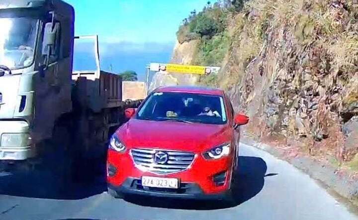 Cục Cảnh sát giao thông đề nghị không cho việc mượn làn ngược chiều để vượt xe
