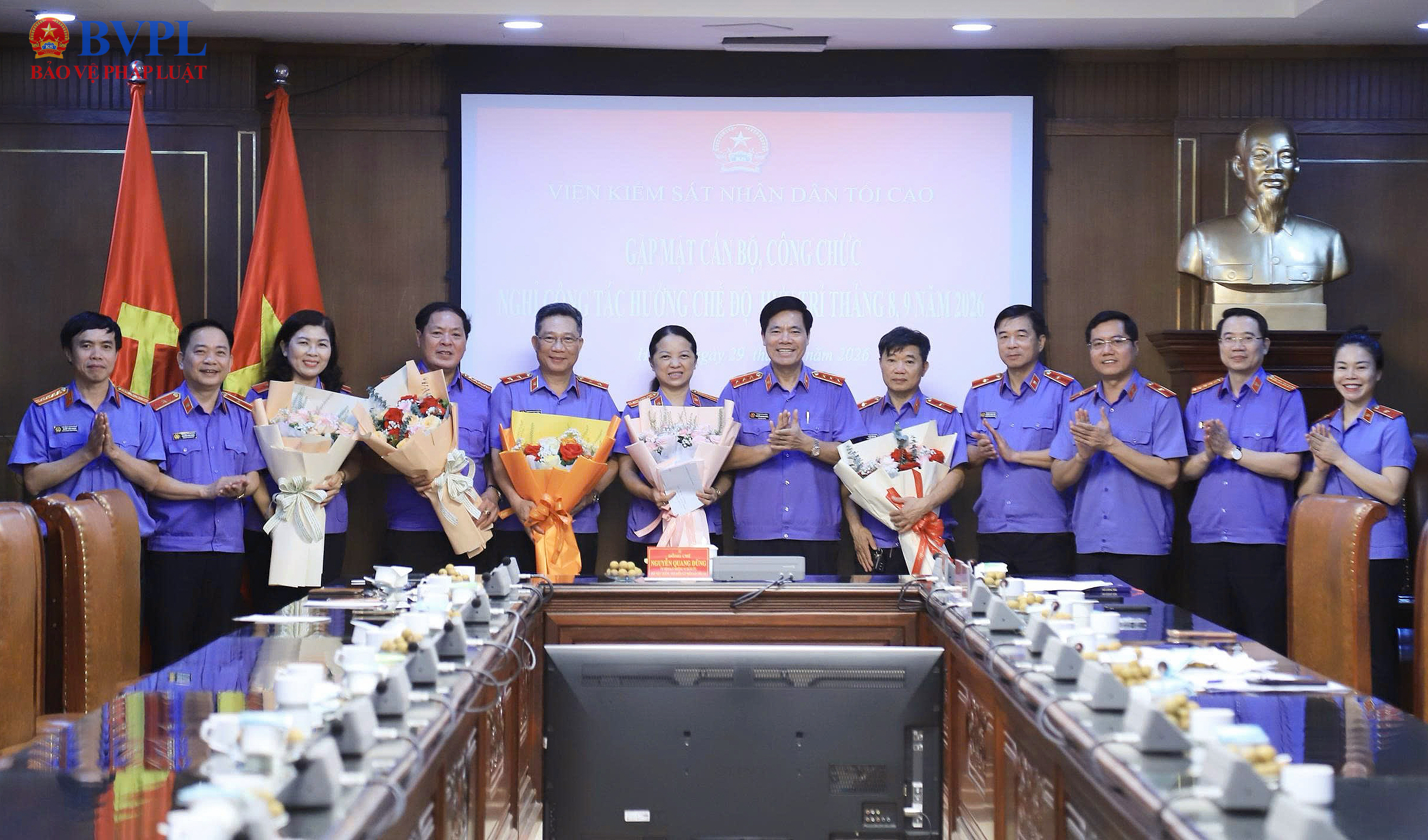 Lãnh đạo VKSND tối cao gặp mặt công chức trước khi nghỉ hưu