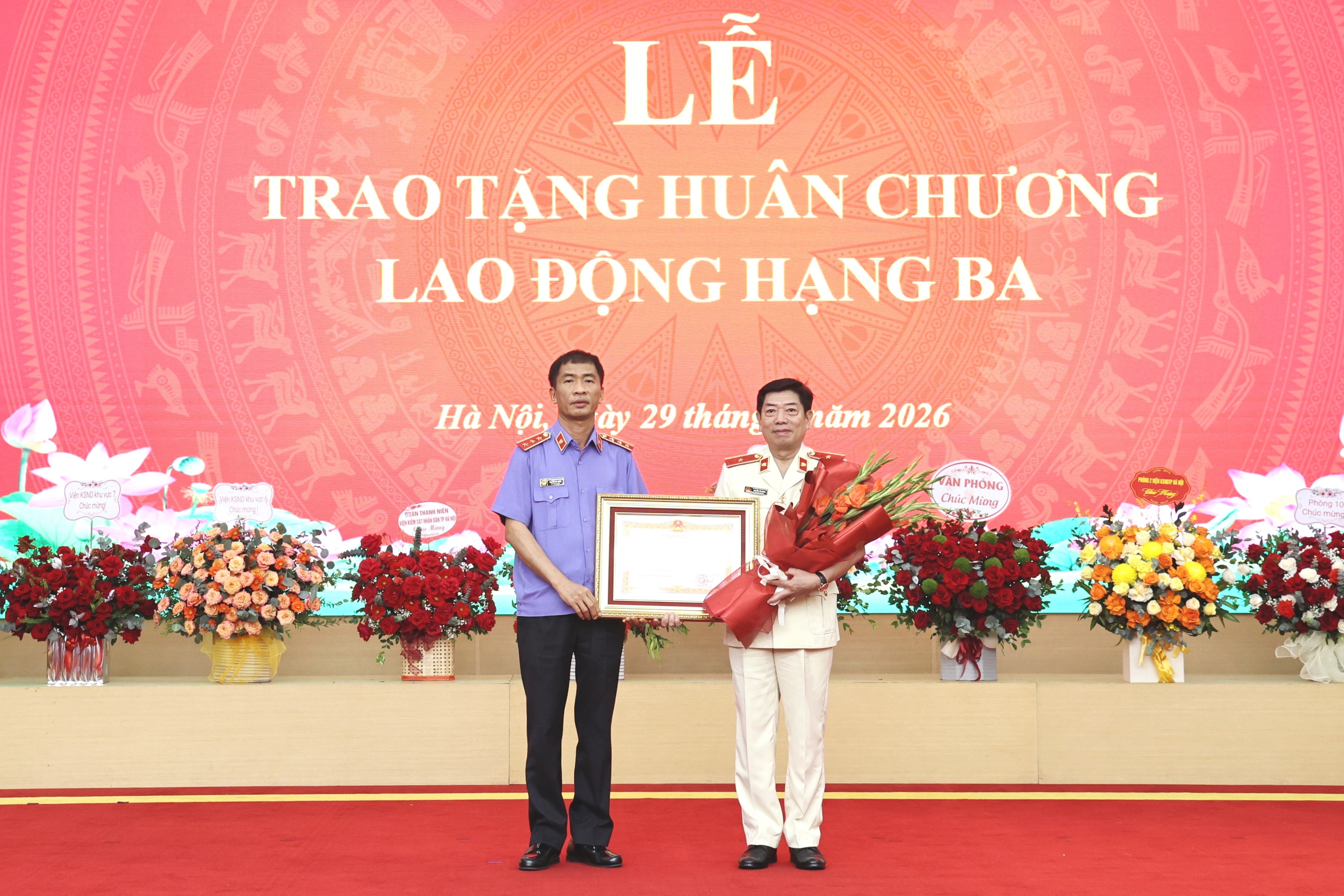 Phó Viện trưởng VKSND TP Hà Nội Nguyễn Văn Dũng vinh dự nhận Huân chương Lao động hạng Ba