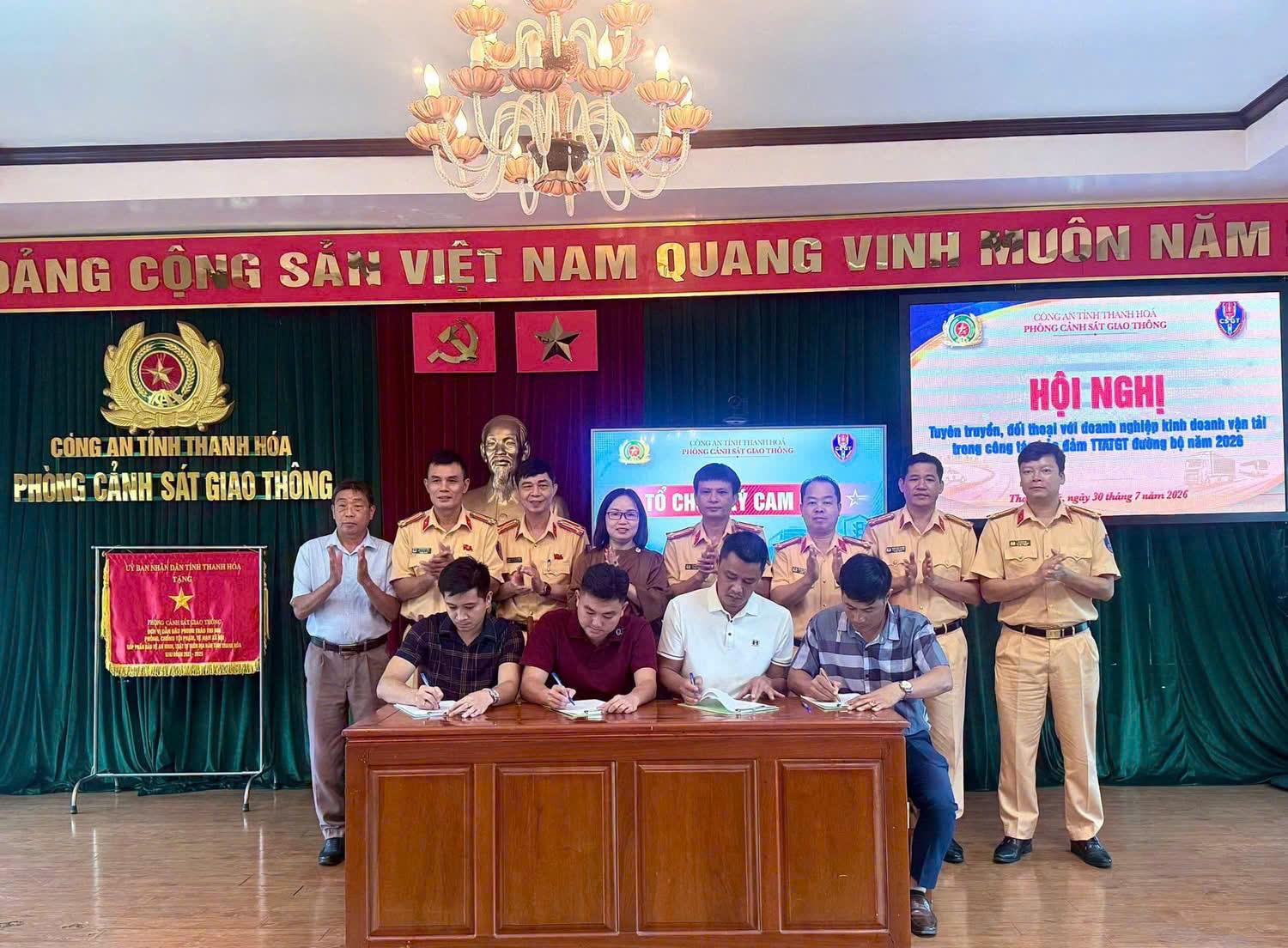 Gần 100 doanh nghiệp vận tải Thanh Hóa cam kết chấp hành pháp luật về an toàn giao thông