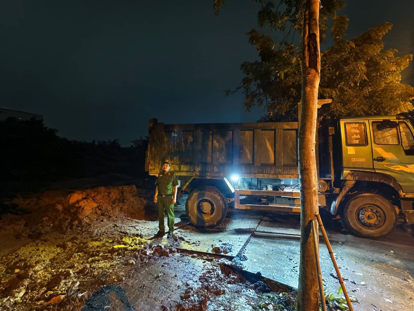 Phát hiện, ngăn chặn một trường hợp đổ chất thải rắn xây dựng không đúng nơi quy định