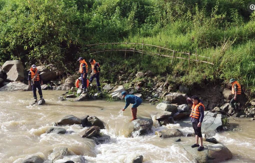 Mưa lớn cuốn trôi xe máy khiến 3 cháu nhỏ tử vong