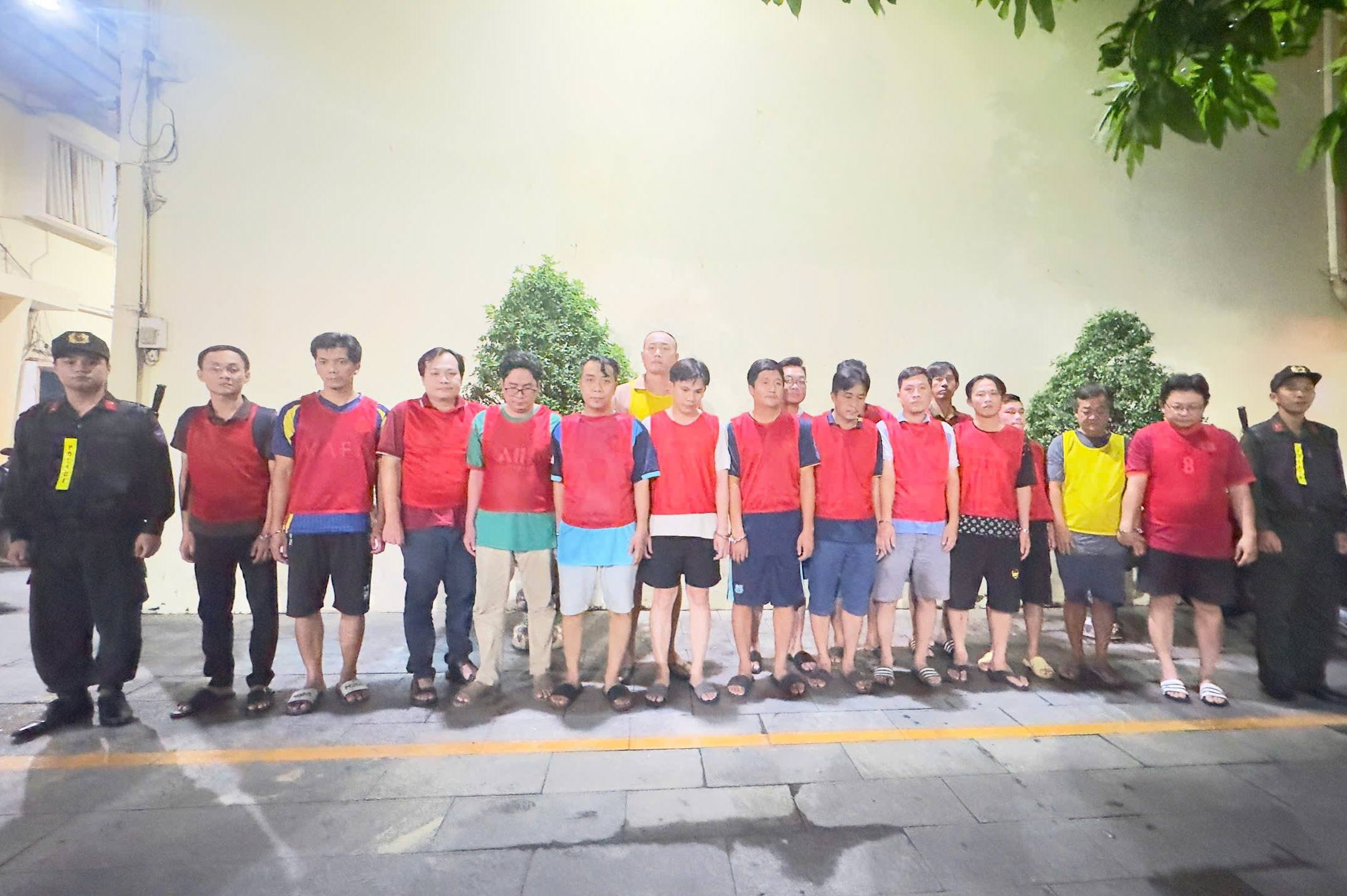 Khởi tố, bắt tạm giam 17 đối tượng về tội “Đánh bạc” và “Tổ chức đánh bạc”