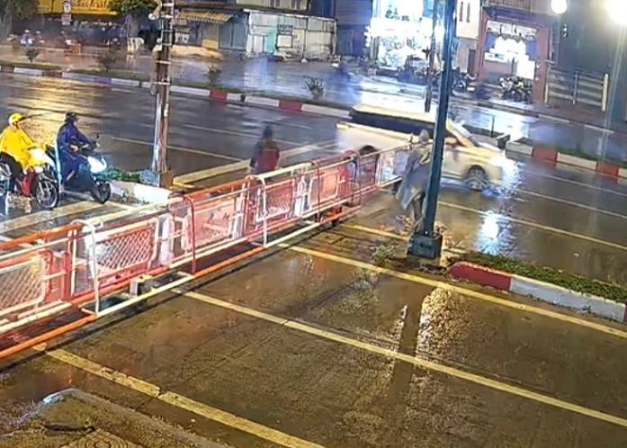 Xử phạt tài xế điều khiển ôtô cố tình vượt đường ngang bất chấp cảnh báo