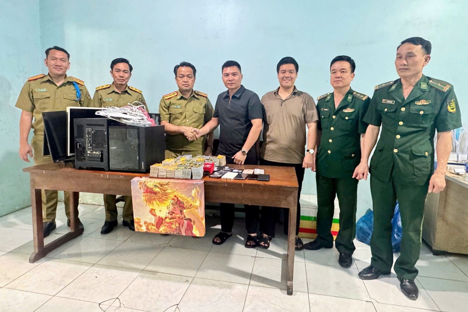 Phá đường dây lừa đảo livestream “vé cào trúng thưởng” trên Facebook