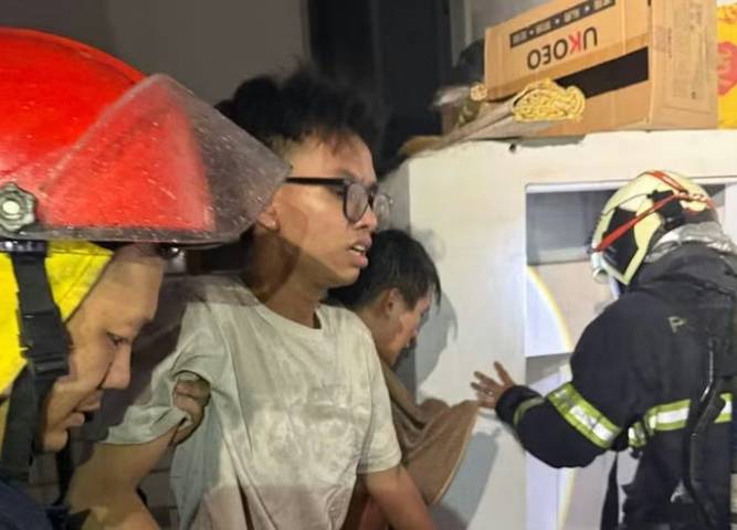 Giải cứu 2 người mắc kẹt tại tầng 3 trong vụ cháy nhà dân giữa đêm khuya