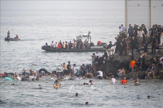 Bi kịch hàng trăm trẻ em di cư kẹt tại Ceuta sau làn sóng vượt biên ồ ạt