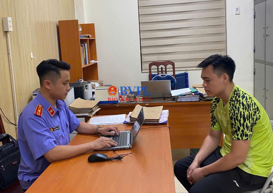 Phê chuẩn khởi tố đối tượng dùng vòi xịt cao áp phun vào thợ tháo dỡ mái nhà
