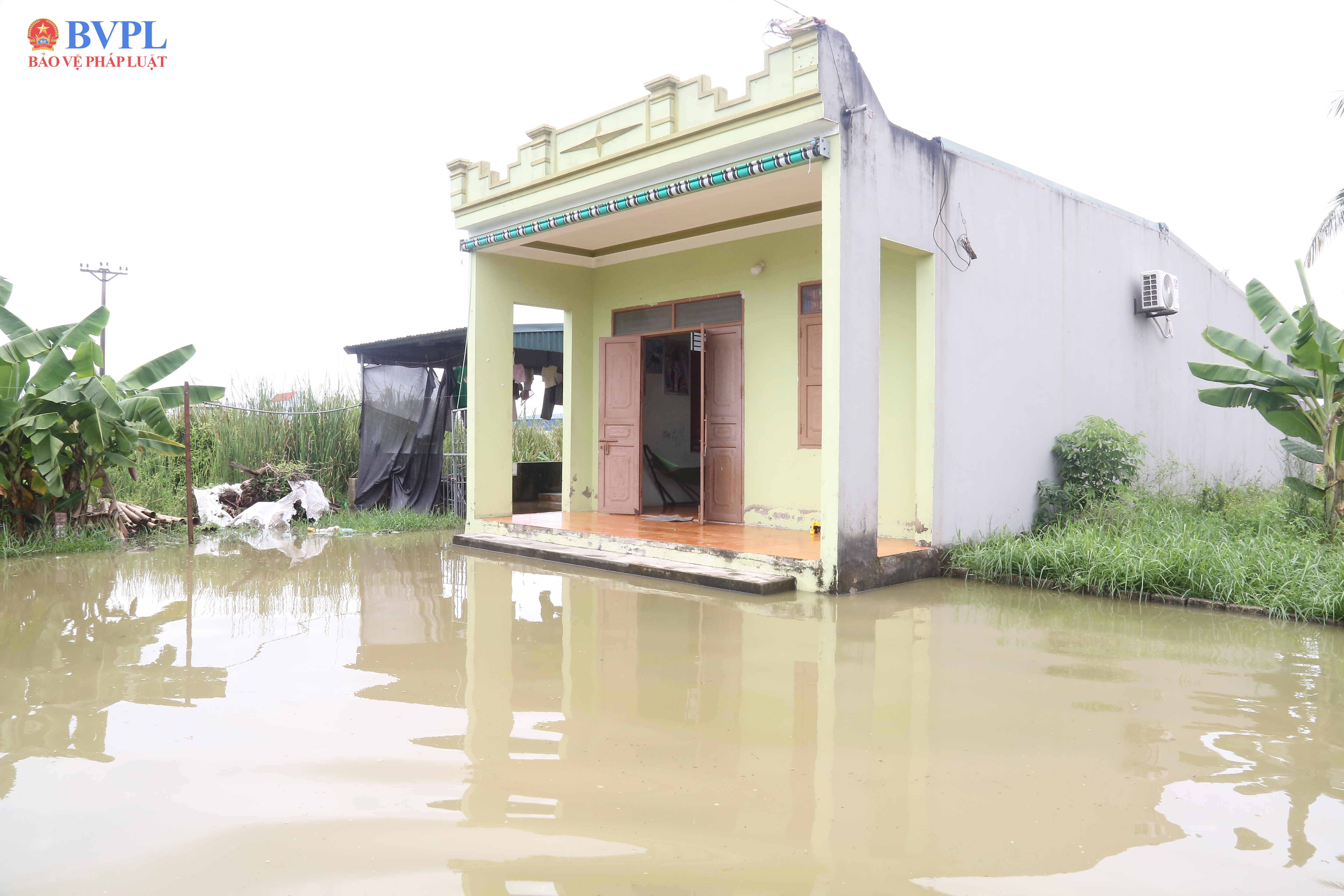 Dân bức xúc vì phải bì bõm lội vào nhà do dự án đang thi công