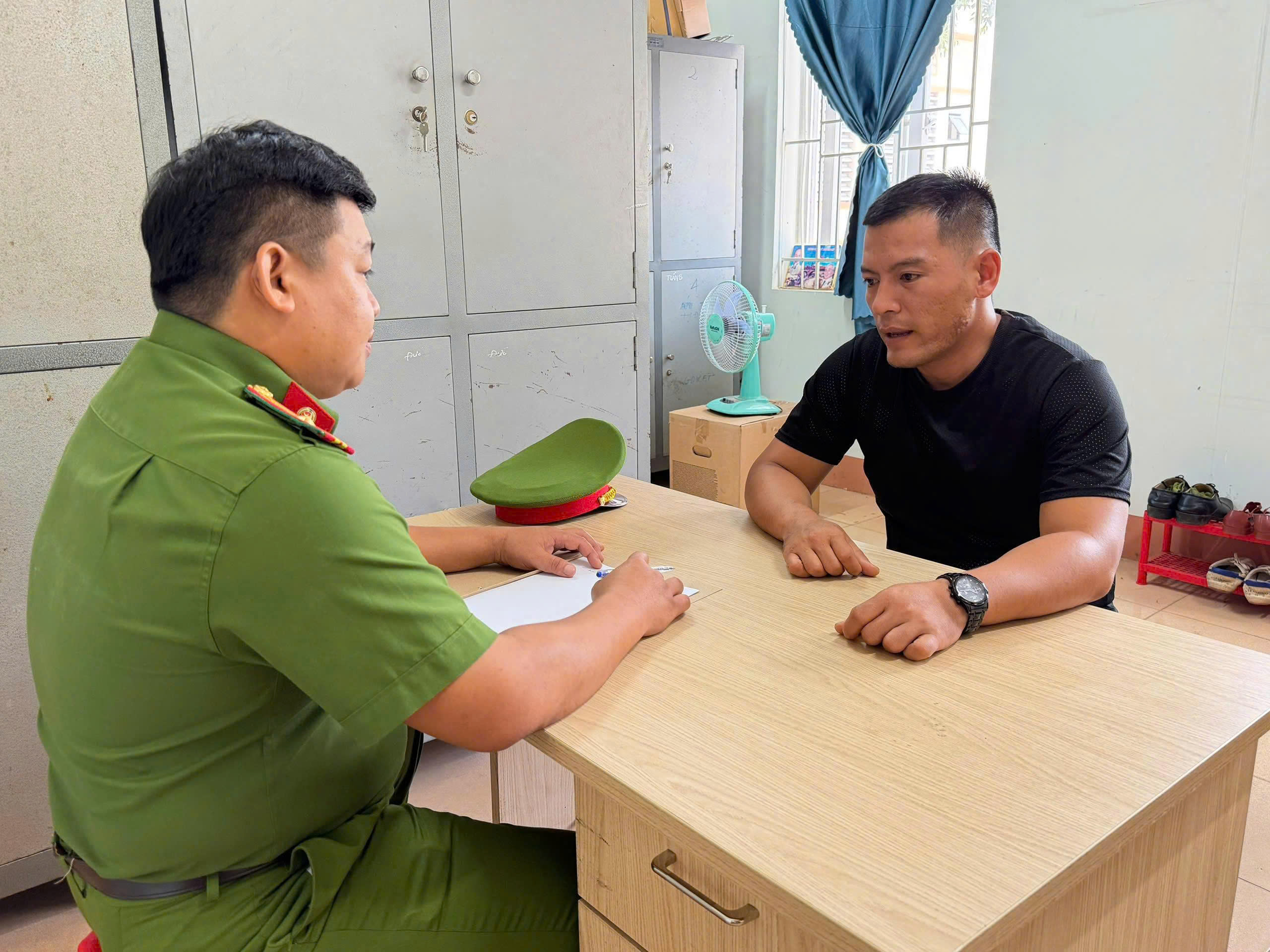 Tạm giữ thanh niên đạp ngã người đàn ông đang chạy xe máy trên đường
