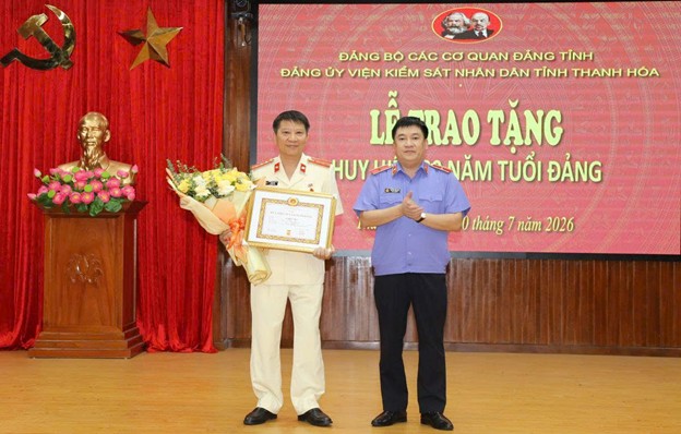 Trao tặng Huy hiệu 30 năm tuổi Đảng cho đảng viên thuộc Đảng bộ VKSND tỉnh Thanh Hóa