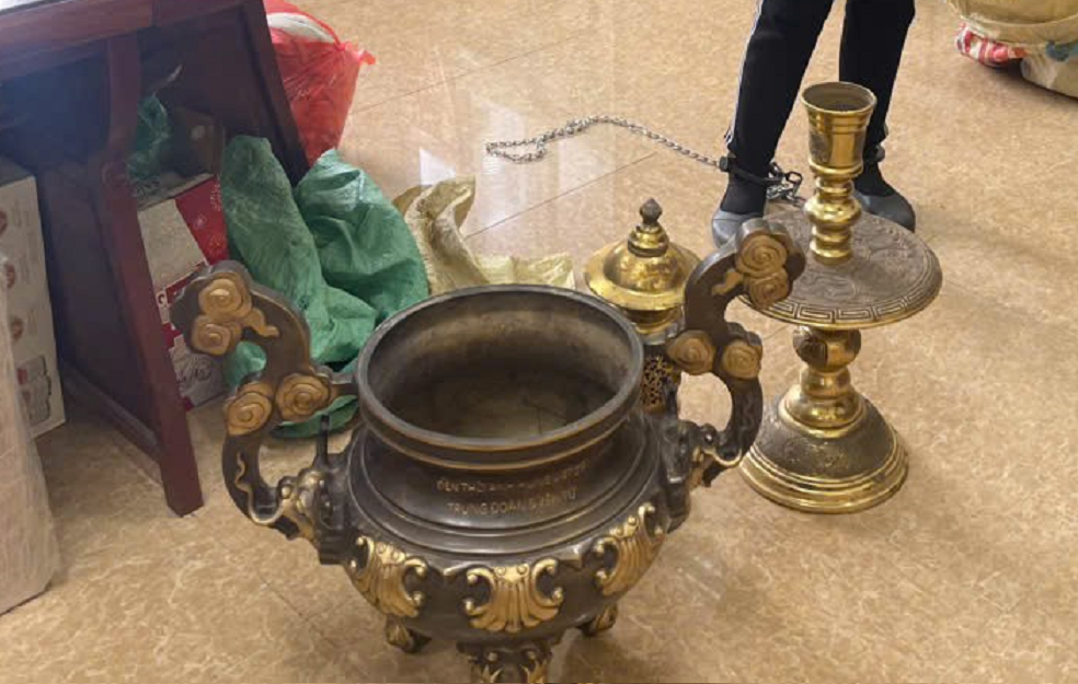Bắt giữ người phụ nữ trộm lư hương tại đền thờ liệt sĩ ở Yên Tử