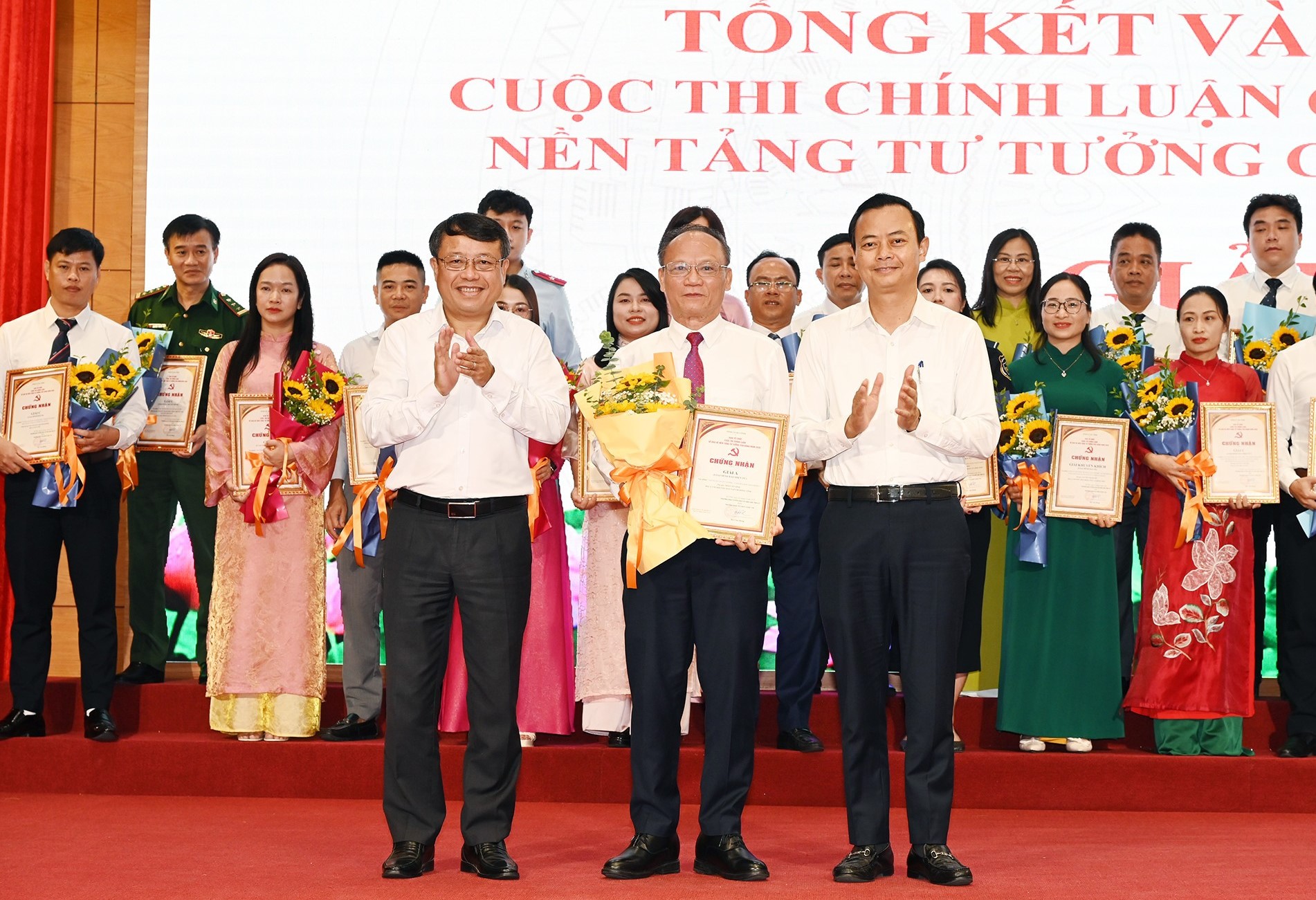 Hà Tĩnh trao giải cuộc thi chính luận về bảo vệ nền tảng tư tưởng của Đảng