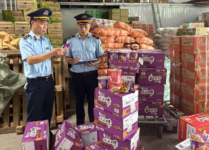 Phát hiện, thu giữ hơn 1 000 sản phẩm mì ăn liền không rõ nguồn gốc xuất xứ
