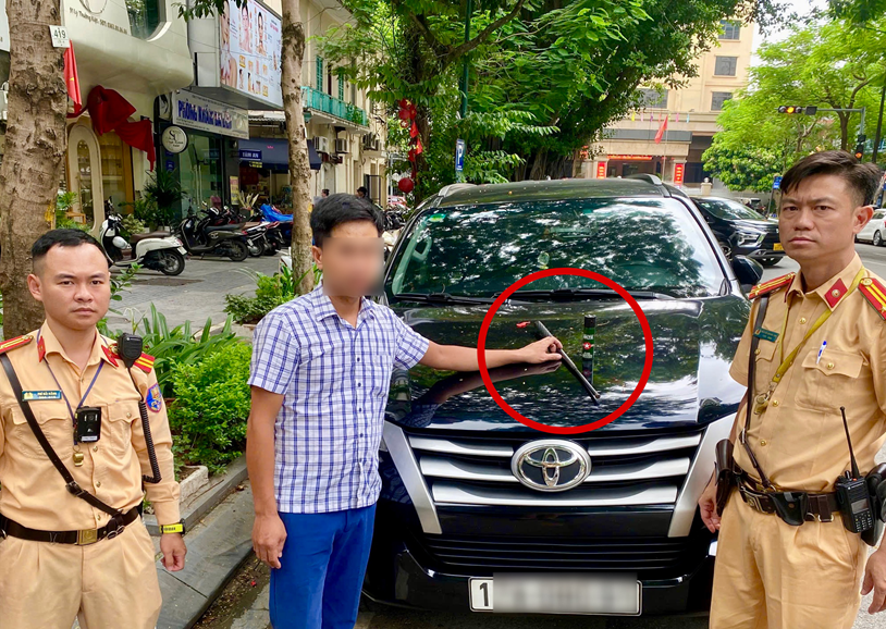 Kiểm tra ô tô đỗ sai quy định, phát hiện giấy phép lái xe nghi làm giả cùng gậy ba khúc, bình xịt hơi cay