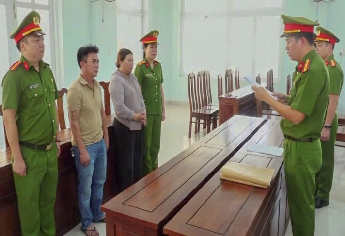 Phê chuẩn khởi tố 2 đối tượng tự ý chôn lấp hàng trăm tấn sò, ốc chết