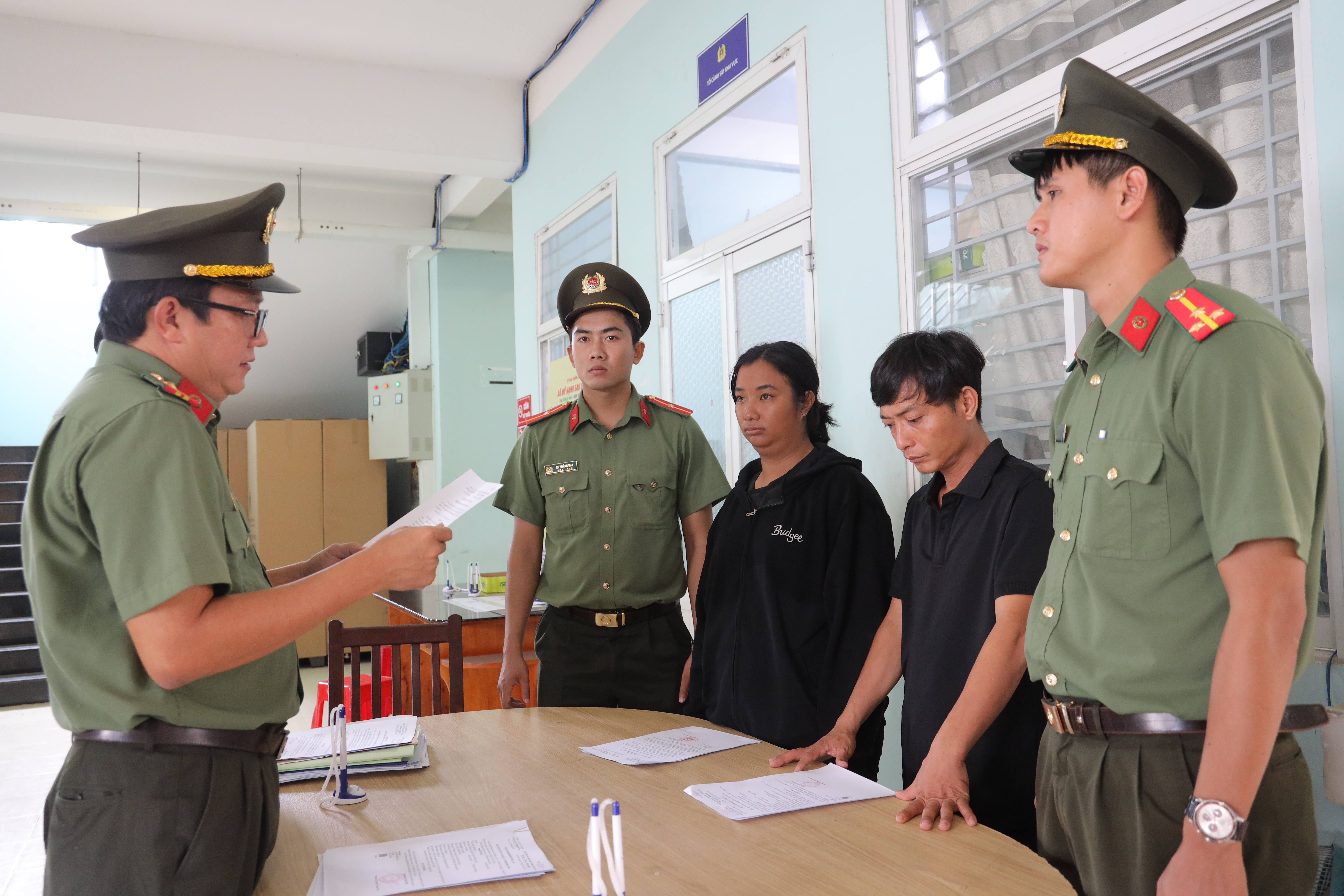 Khởi tố hai vợ chồng tổ chức cho người nước ngoài ở lại Việt Nam trái phép