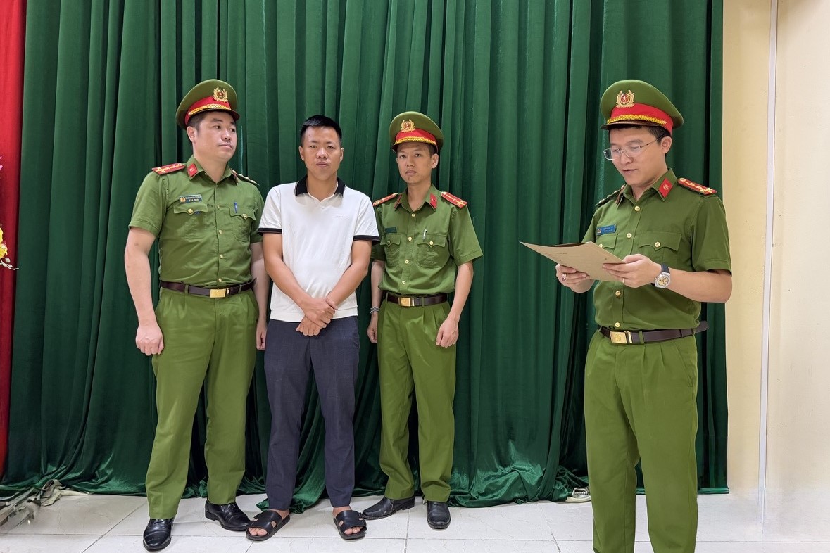 Phê chuẩn khởi tố chủ cửa hàng bán hơn 1 100 đôi giày giả nhãn hiệu