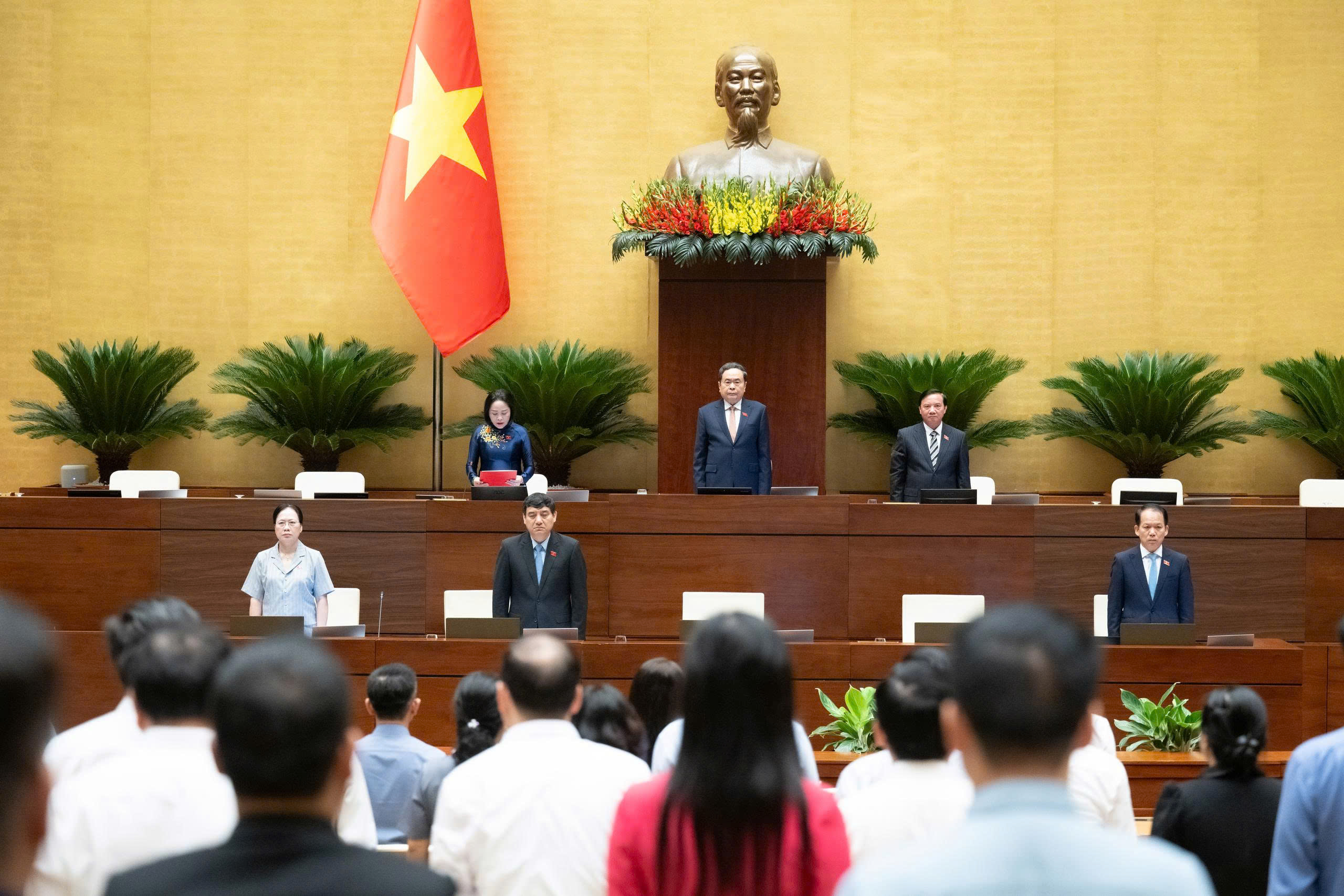 Quốc hội Việt Nam dành phút mặc niệm Chủ tịch Quốc hội Lào Saysomphone Phomvihane