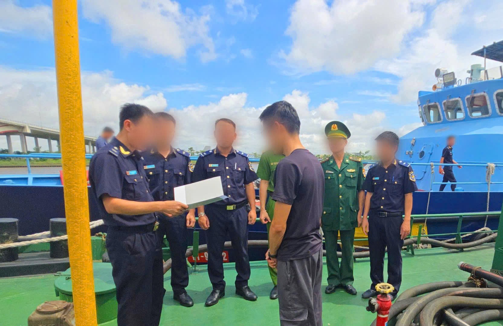 Phát hiện hơn 70 tấn dầu FO và 41 thùng sơn nghi nhập lậu trên vùng biển Hải Phòng