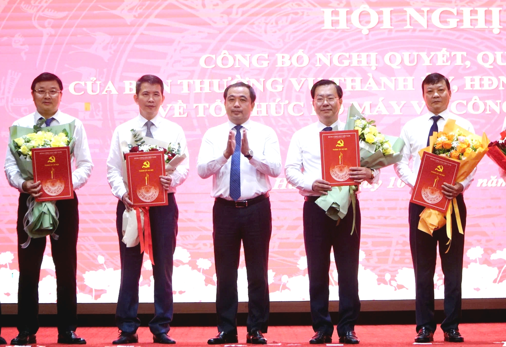 Hà Nội điều động, bổ nhiệm nhiều cán bộ sau khi kiện toàn bộ máy