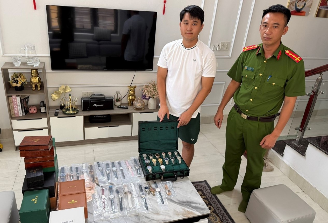 Khởi tố vụ buôn bán đồng hồ giả nhiều thương hiệu nổi tiếng