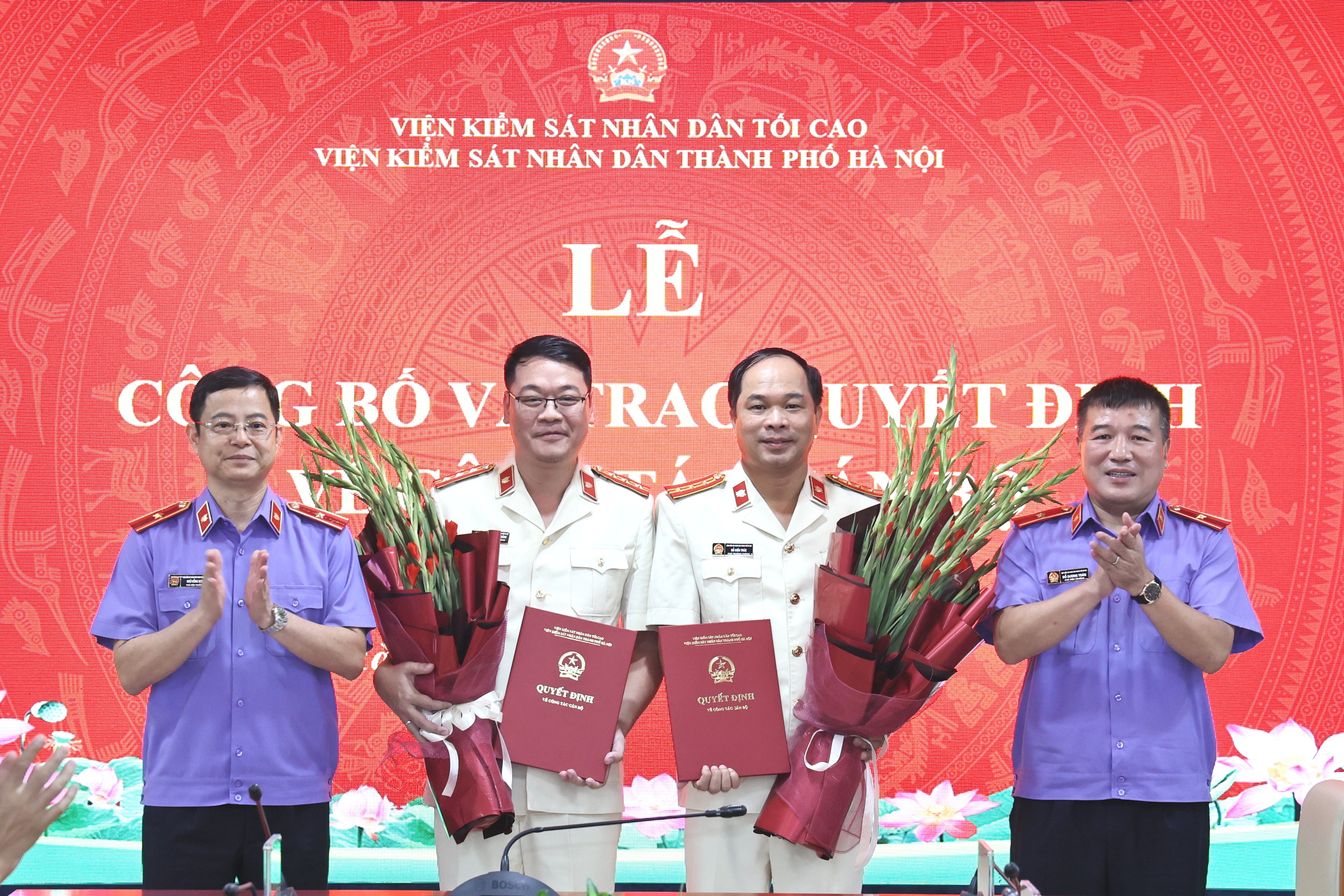 VKSND TP Hà Nội công bố và trao quyết định về công tác cán bộ