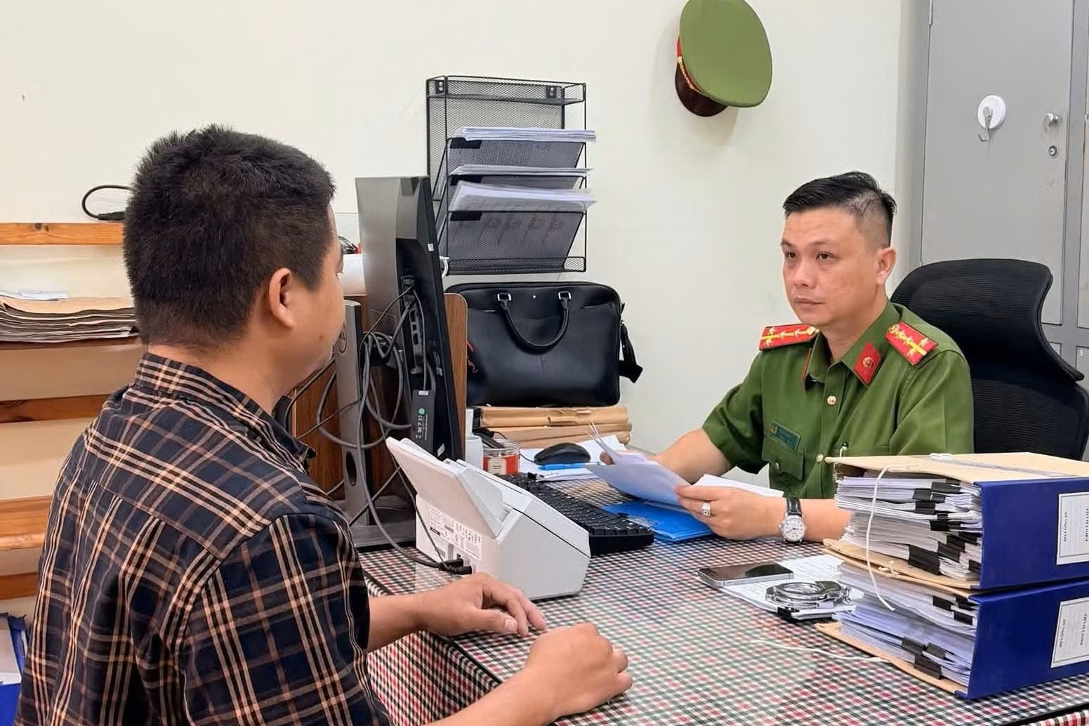 Nhà sách bán sách giáo khoa giả, chủ doanh nghiệp bị khởi tố