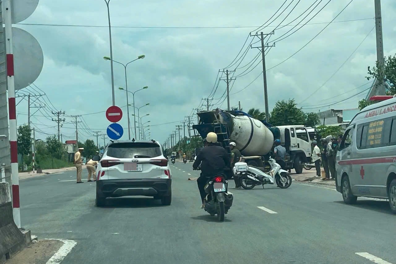 Xe trộn bê tông va chạm xe máy, người phụ nữ tử vong