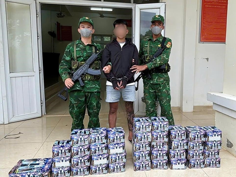 Bắt quả tang đối tượng vận chuyển gần 67kg pháo nổ qua biên giới