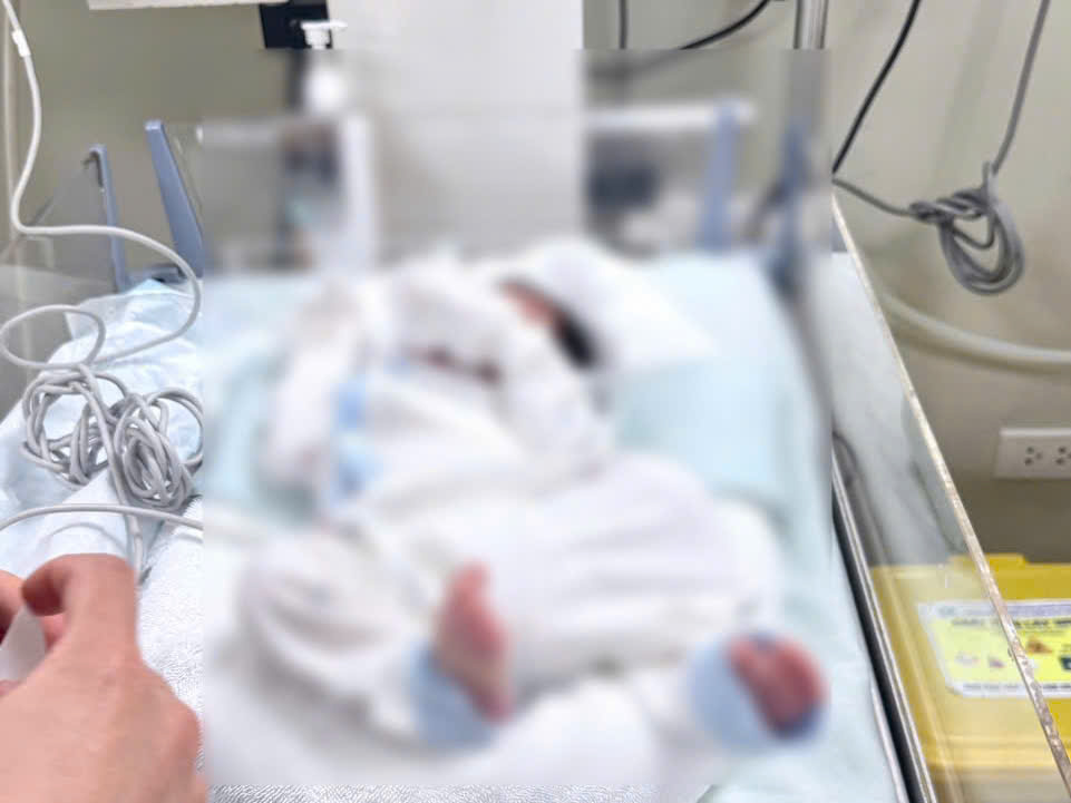 Mở đường đưa bé trai 3 ngày tuổi đang nguy kịch đến bệnh viện cấp cứu kịp thời