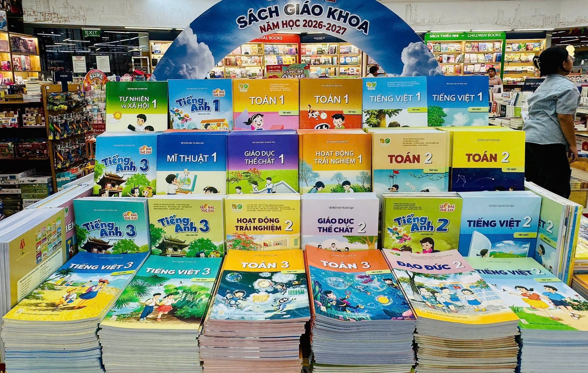 Hà Nội chỉ đạo thực hiện chính sách miễn phí sách giáo khoa