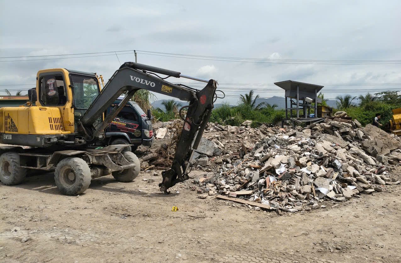 Khởi tố chủ cơ sở tập kết hơn 163 tấn chất thải trên đất nông nghiệp