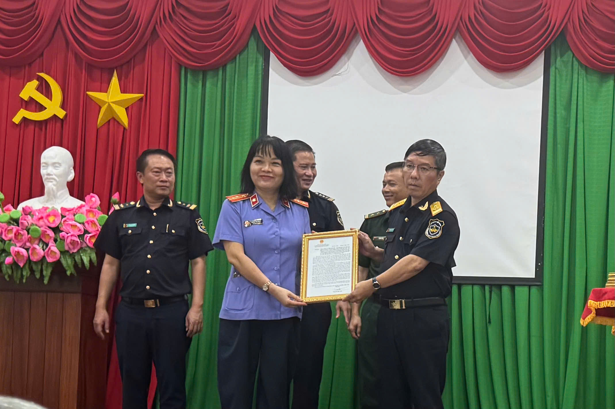Khen thưởng tập thể, cá nhân triệt phá thành công vụ vận chuyển trái phép ngà voi