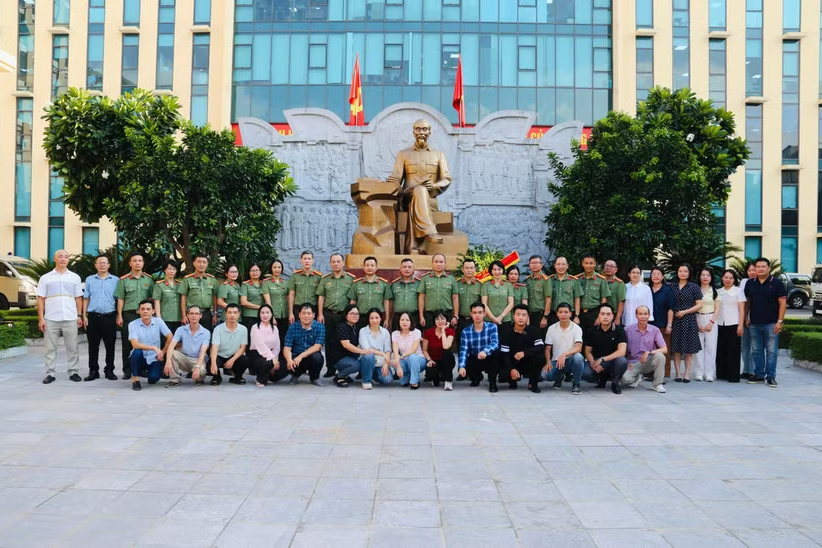 Dâng hoa tưởng niệm Chủ tịch Hồ Chí Minh nhân kỷ niệm 50 năm An ninh Thủ đô xuất bản số báo đầu tiên