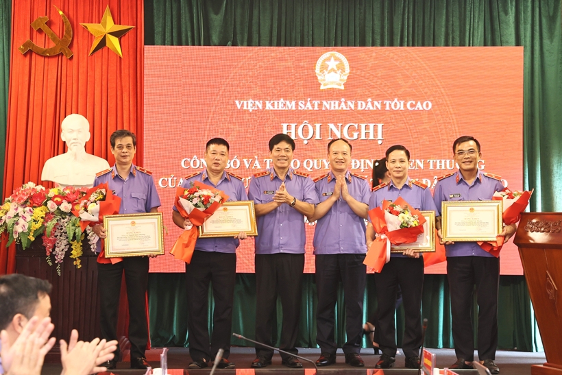 Khen thưởng các tập thể, cá nhân VKSND tỉnh Ninh Bình có thành tích xuất sắc trong phối hợp tổ chức Hội thao ngành KSND