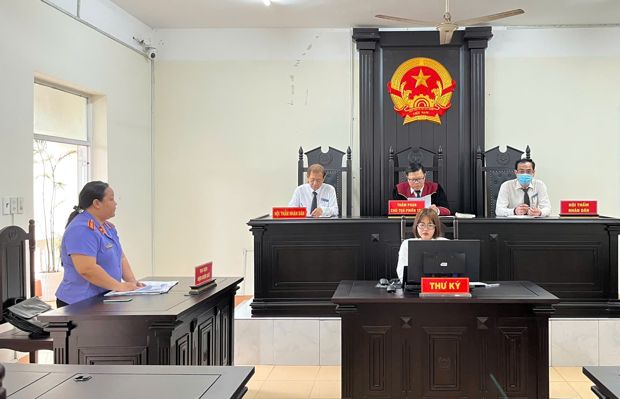 Viện kiểm sát khởi kiện, bảo vệ quyền lợi trẻ chưa thành niên
