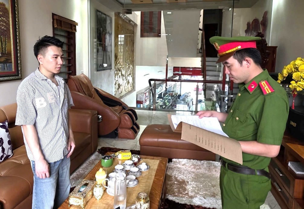 Khởi tố đối tượng kinh doanh hàng giả mạo nhãn hiệu thời trang nổi tiếng