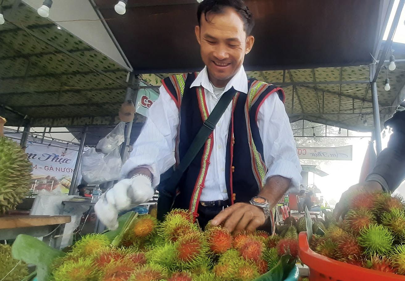 Về Khánh Sơn, đi chợ phiên, nghe đàn Chapi, thưởng thức đặc sản sầu riêng