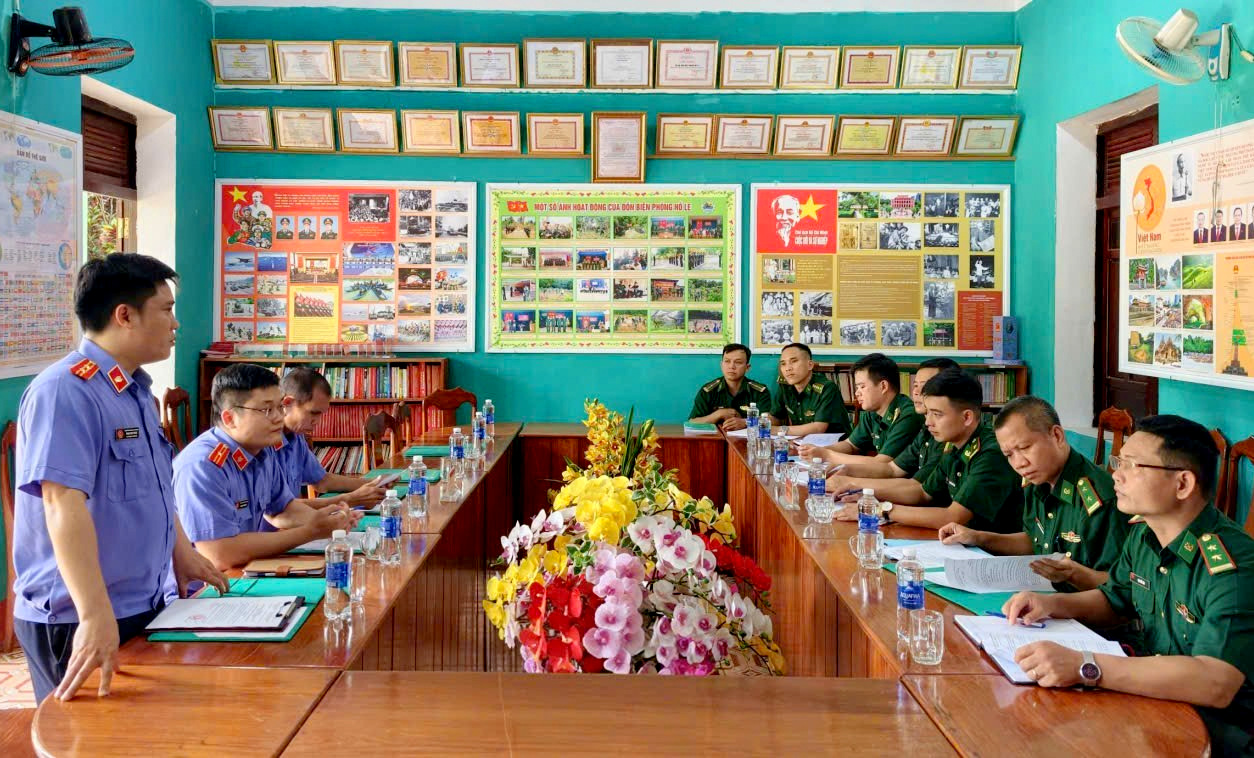 Kiểm sát trực tiếp công tác tạm giữ tại Đồn Biên phòng Hồ Le