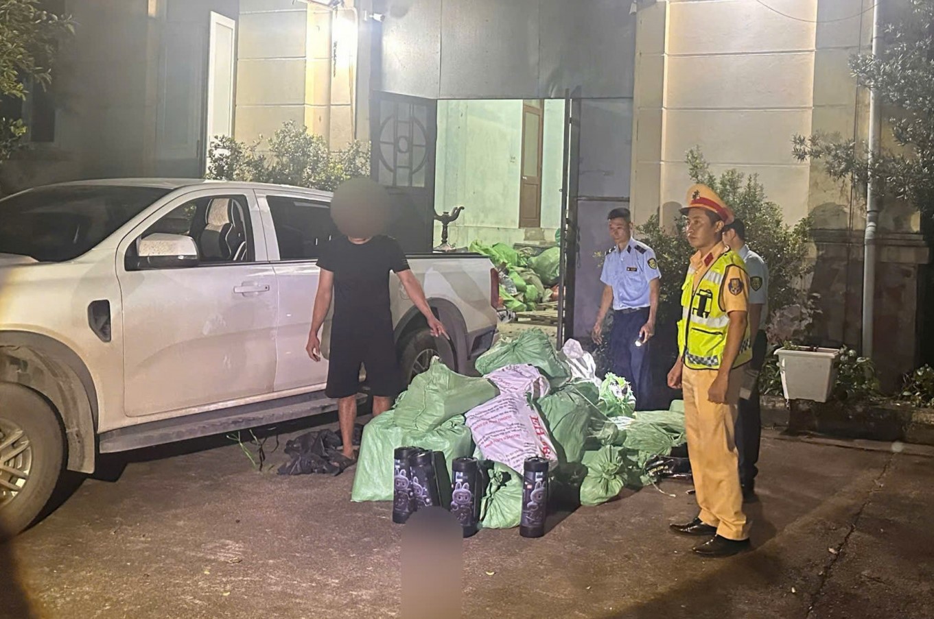 Chặn xe bán tải chở 220 bình khí cười