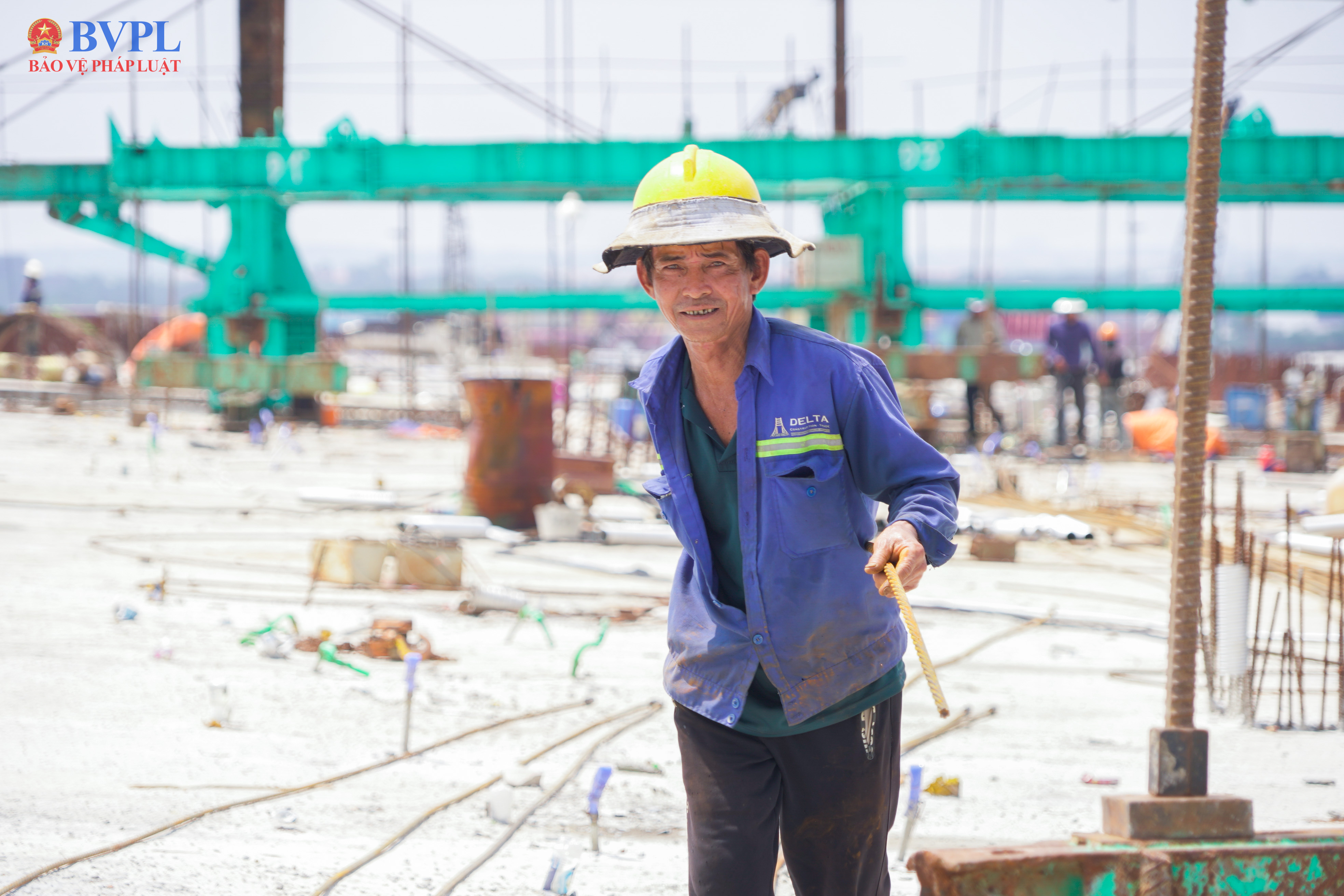 Công nhân đội nắng , tăng tốc thi công nút giao Tân Vạn