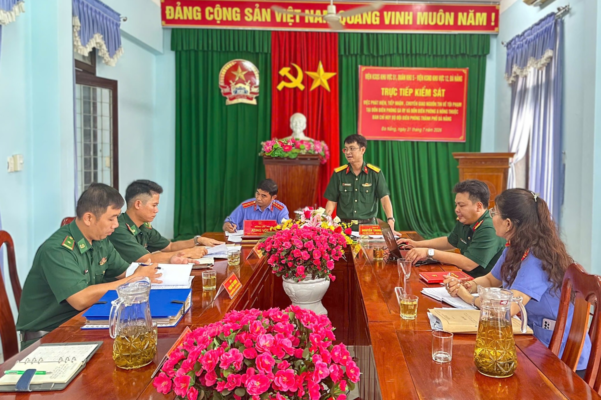 Trực tiếp kiểm sát việc tiếp nhận, chuyển giao nguồn tin tội phạm tại các đồn biên phòng