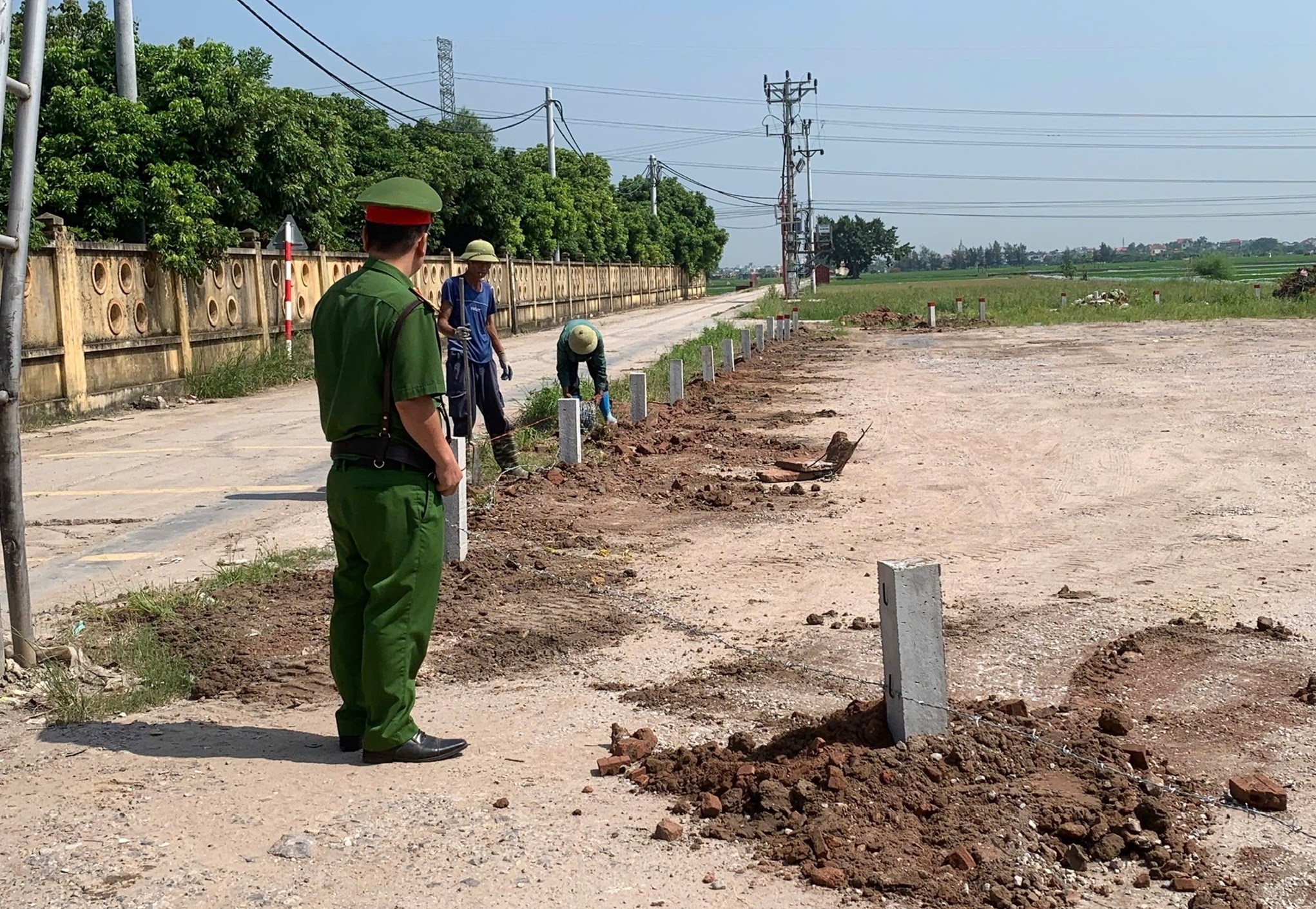 San gạt 1 200m2 đất nông nghiệp làm bãi trông giữ xe trái phép