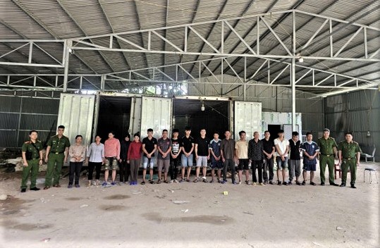 Khởi tố 18 bị can trong vụ vận chuyển hơn 5,3 tấn chân giò qua biên giới