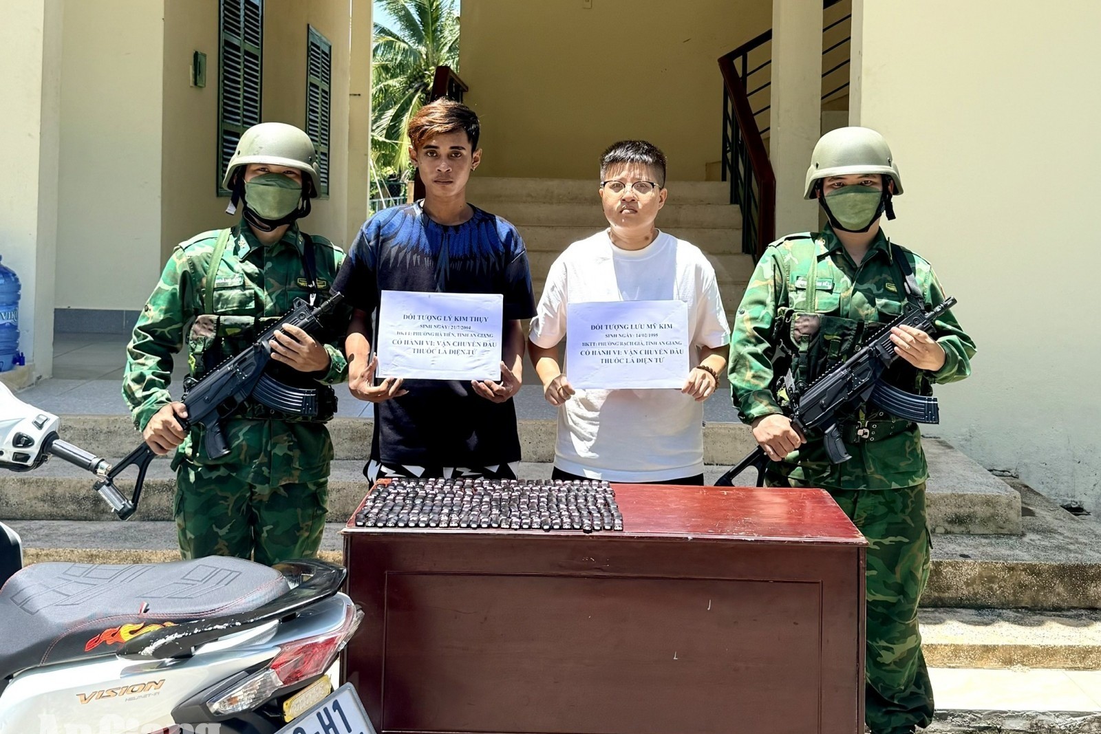 Bộ đội Biên phòng bắt 2 đối tượng vận chuyển thuốc lá điện tử chứa ma túy